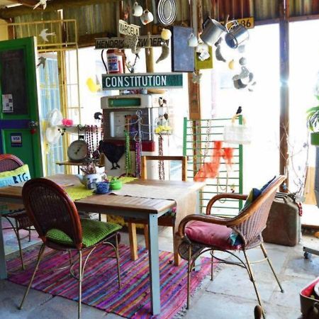 Suzie'S Coffee Shop Accommodation Белвил Екстериор снимка