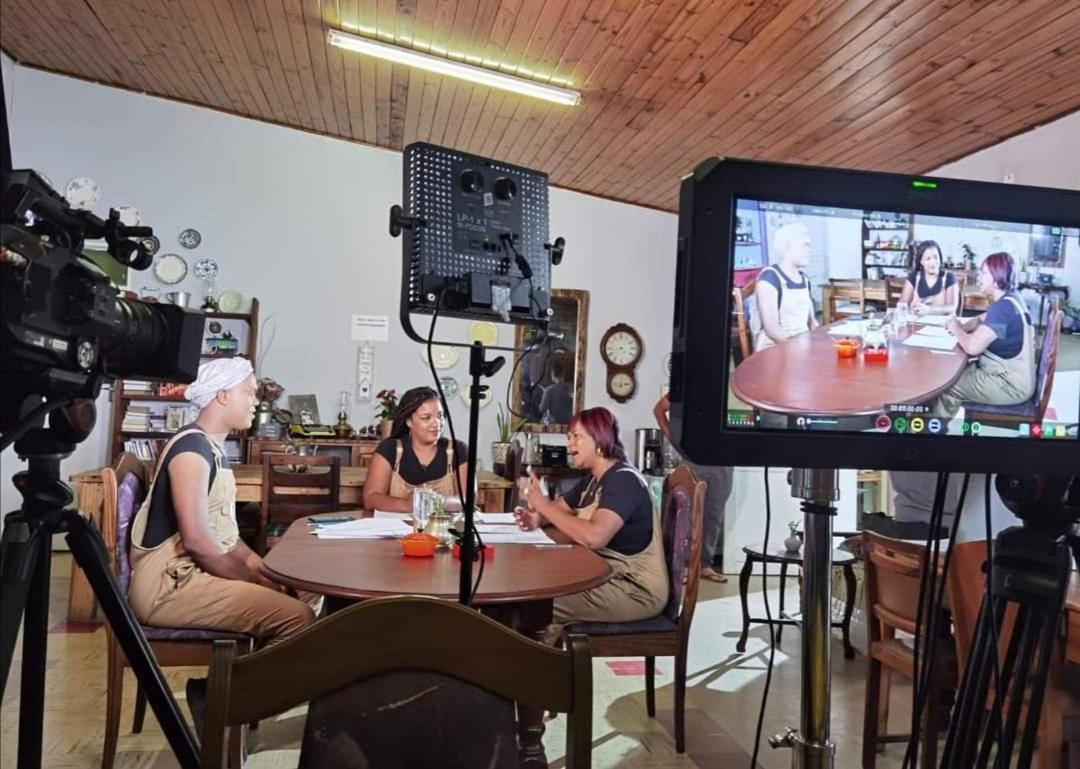 Suzie'S Coffee Shop Accommodation Белвил Екстериор снимка