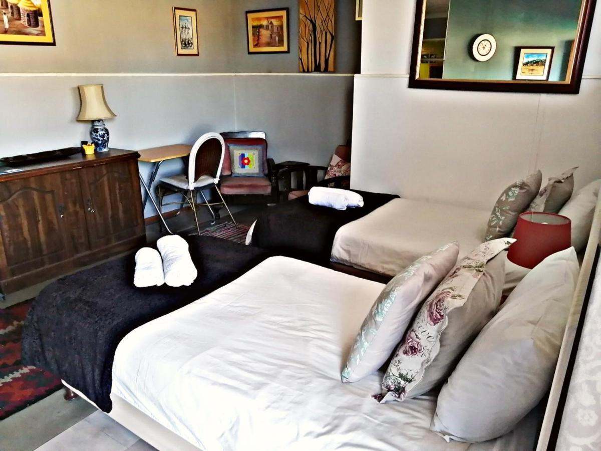 Suzie'S Coffee Shop Accommodation Белвил Екстериор снимка