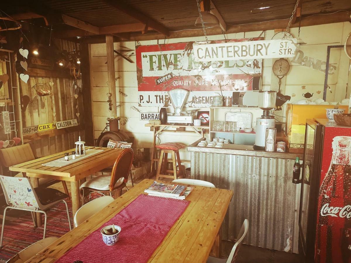 Suzie'S Coffee Shop Accommodation Белвил Екстериор снимка